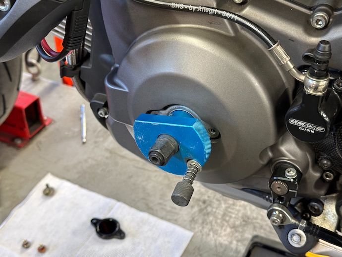Crankshaft turning tool mounted with blue aluminum locking collar